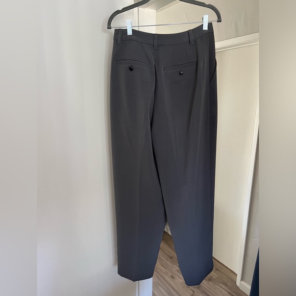 Madewell Tall Pleated Tapered Leg Pants in Easygoing Crepe Thunder Cloud - Picture 6 of 10
